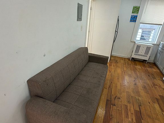 5th image of 948 E 227th St #2R