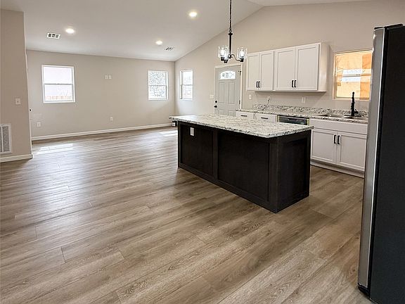 4th image of 304 N 12th St