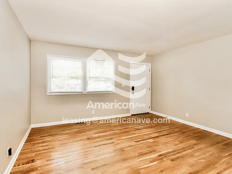 1362957_004_living_room_13865673.jpg