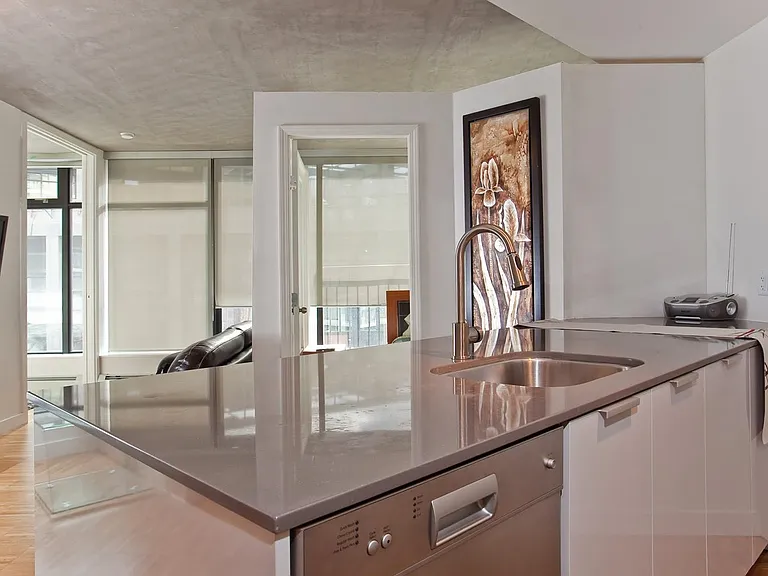 128 Cordova St W #807 — Photo 15