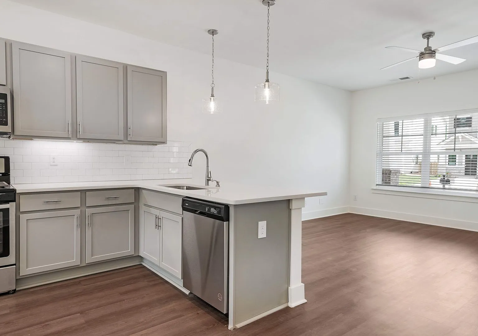 Upscale single family home with fenced backyard! — Photo 4
