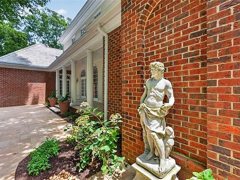 140 Valley Rd NW — Photo 8