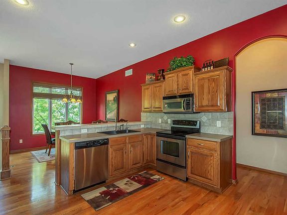 4th image of 704 E Woodstone Ct