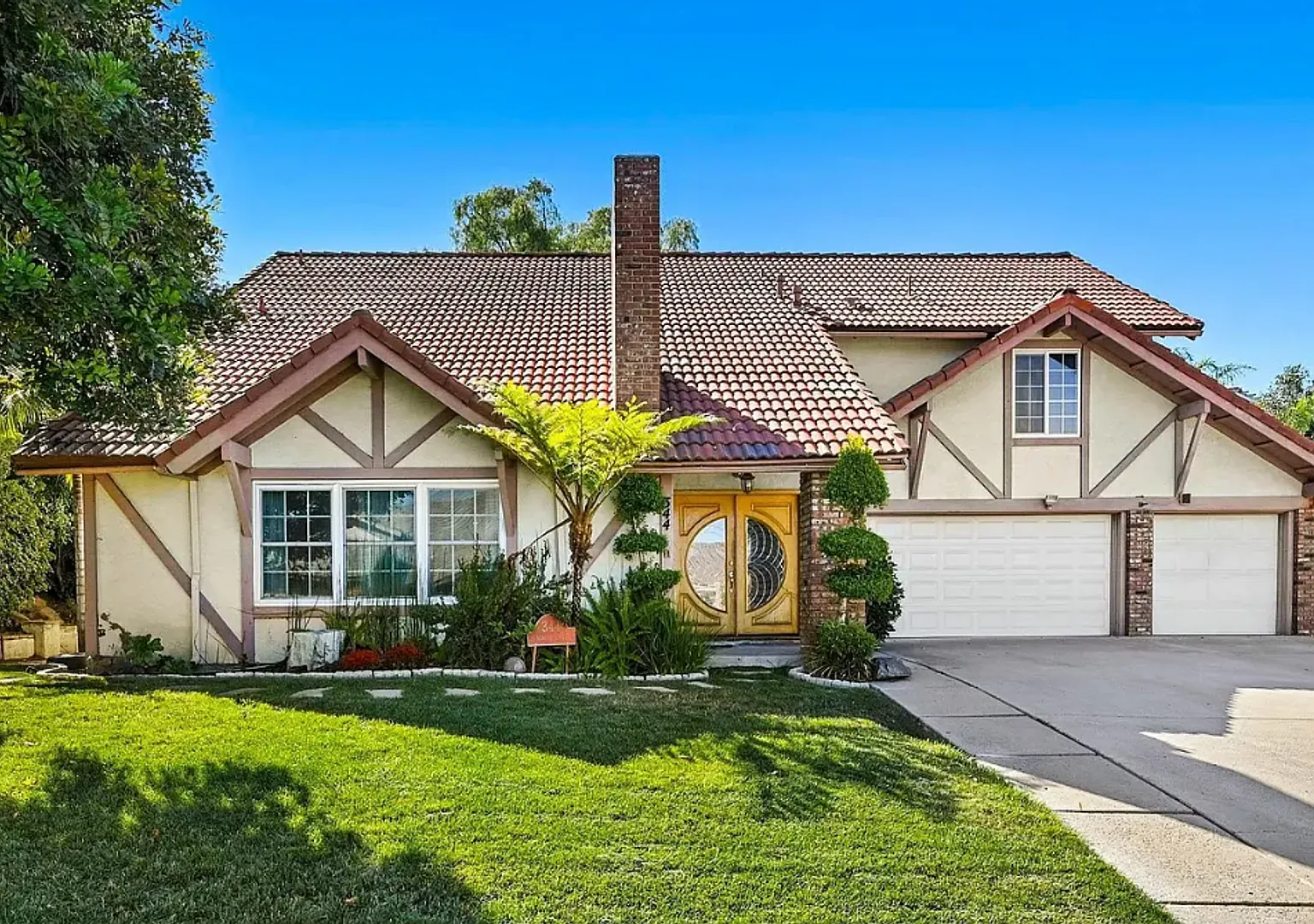Spectacular, spacious 4-Bedroom Home in Desirable Fletcher Hills — Photo 1