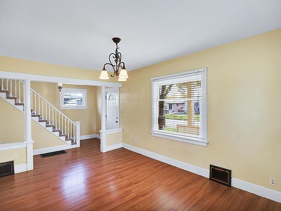 5th image of 1631 E Walton Ave