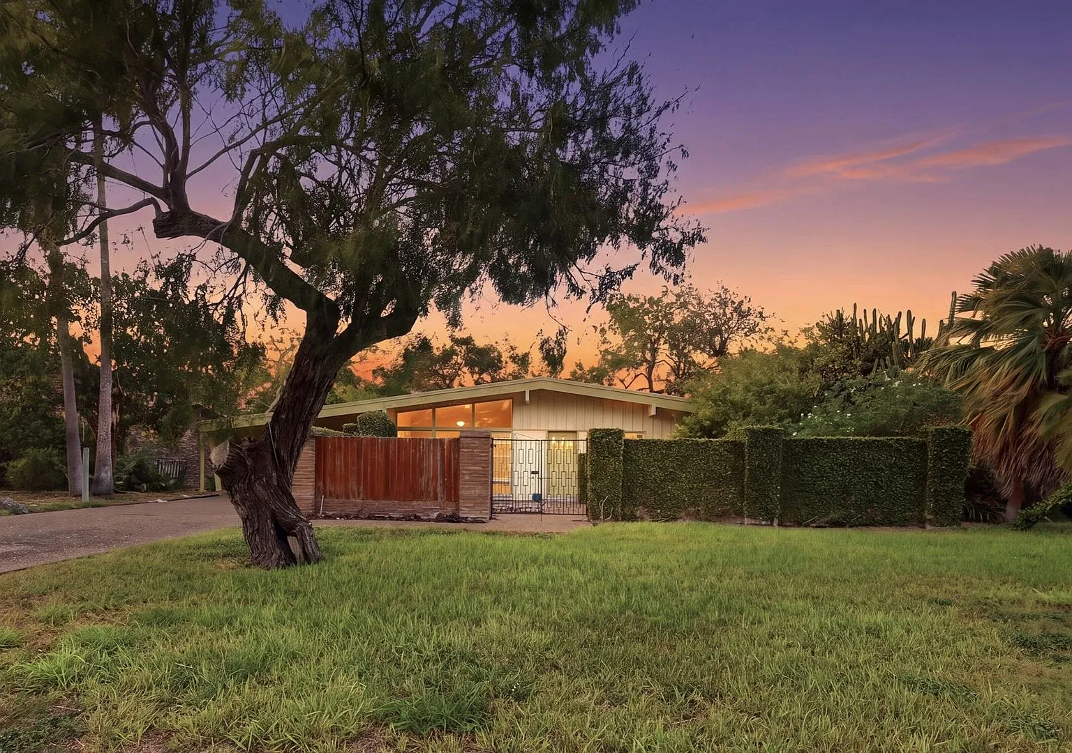 Timeless MidCentury Modern Masterpiece! — Photo 1