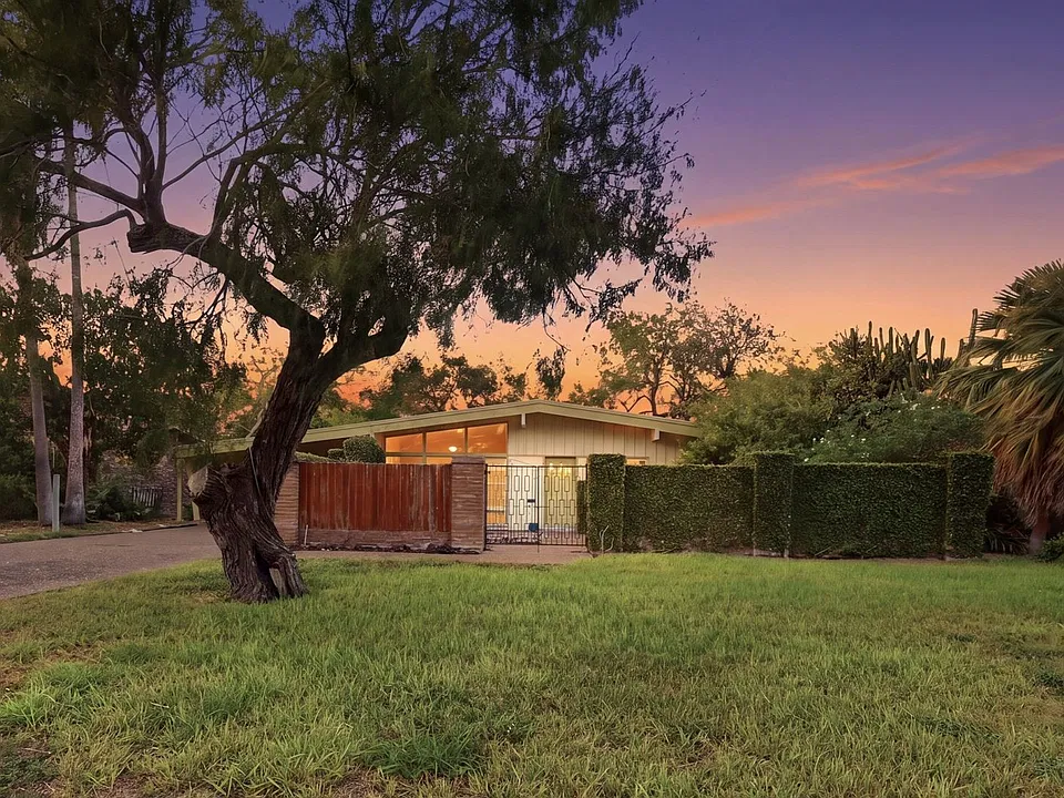 1613 Elmwood Dr