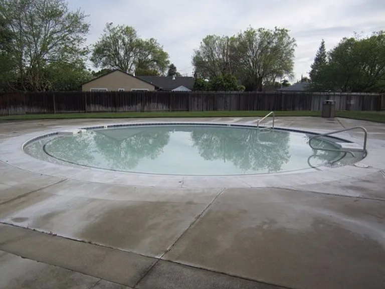 4 bedroom 2 bath house in Holbrook Heights- Concord — Photo 18