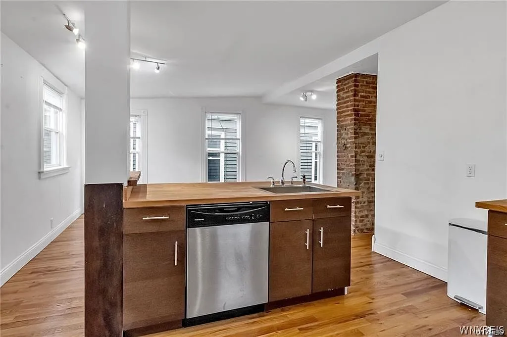 3 bed, 2.0 bath, 1900 sqft, $2,200 — Photo 4