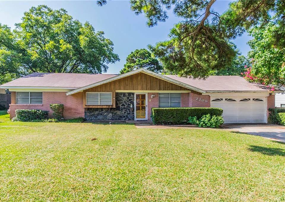 1st image of 2209 Ingleside Dr