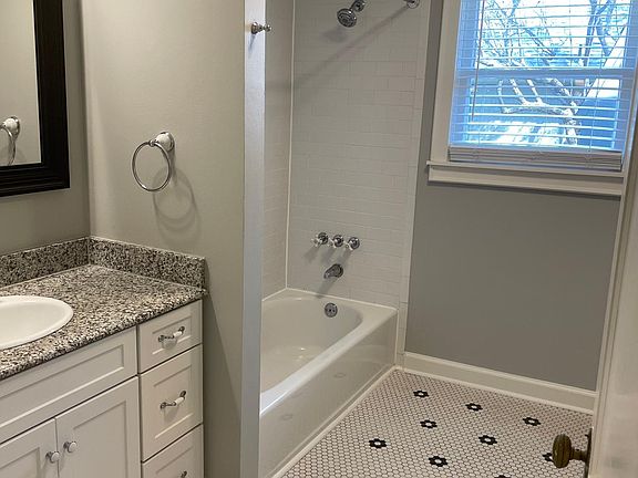 5th image of 834 Thomasson Dr