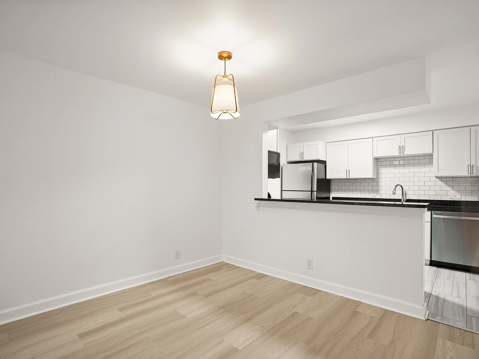 2 bed, 928 sqft, $2,075 — Photo 2