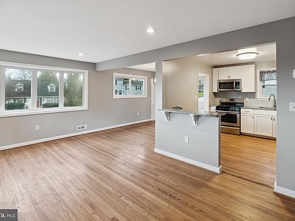 3rd image of 228 Dawson Dr