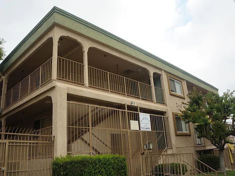 240 W Santa Cruz St #101 — Photo 1