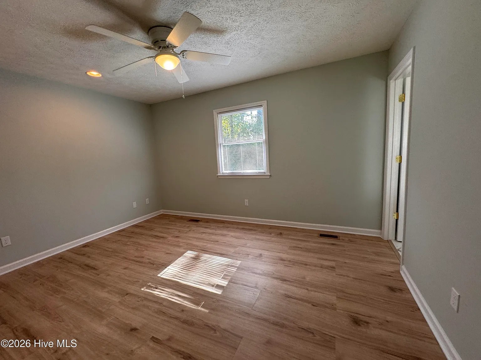 3 bed, 2.0 bath, $2,500 — Photo 3
