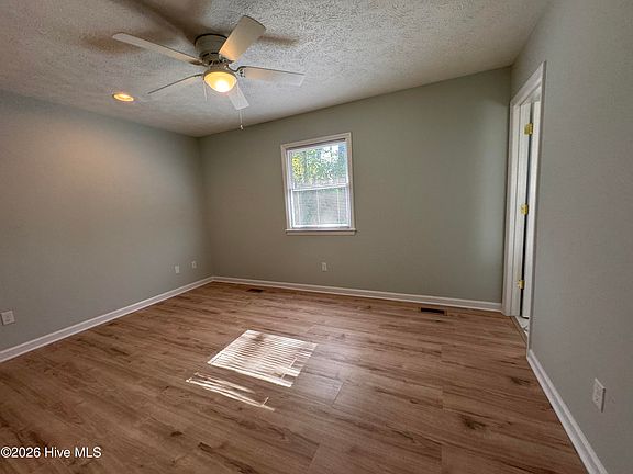 3rd image of 407 Hickory St #Up