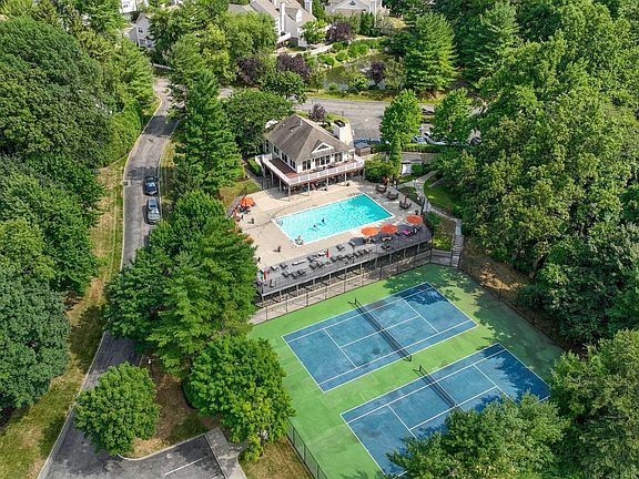 2nd image of 148 Winchester Dr #148