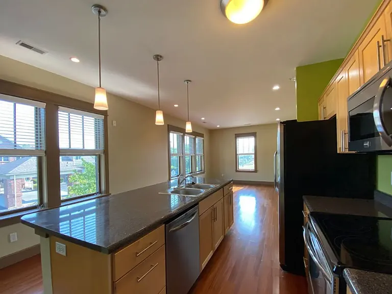231 W Dodds St — Photo 4