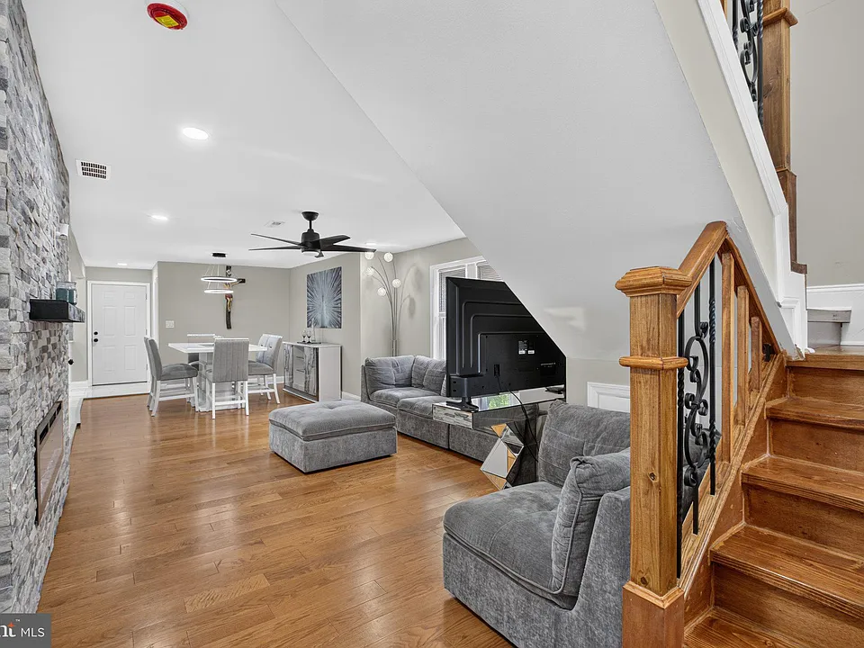 109 E 40th St