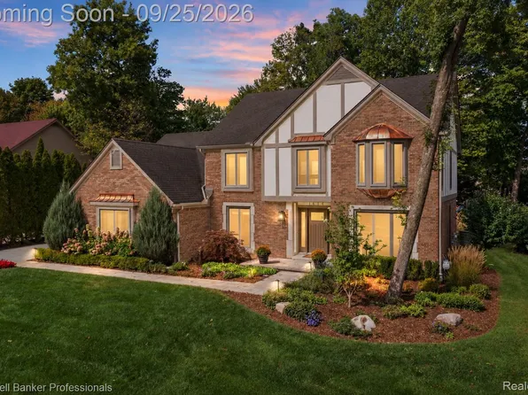 1414 Bradbury Dr, Troy, MI 48098