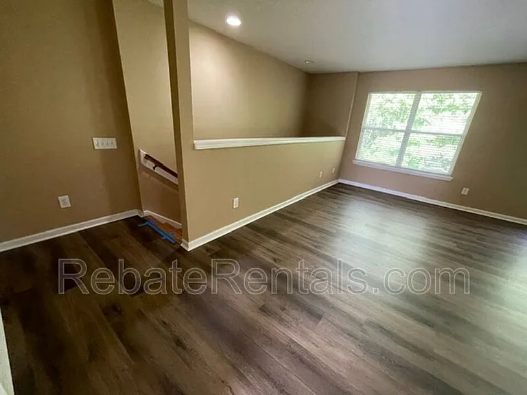 8907 Hampton Landing Dr E — Photo 48