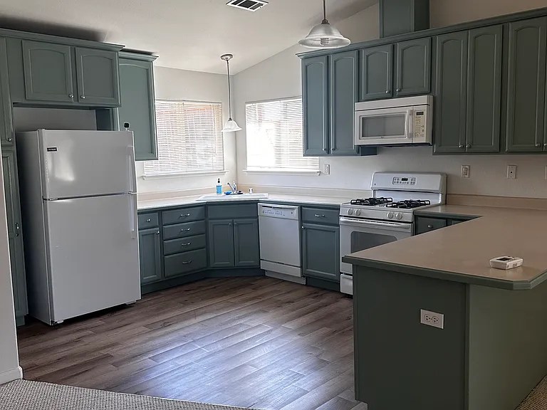 320 Elderberry Ln — Photo 3