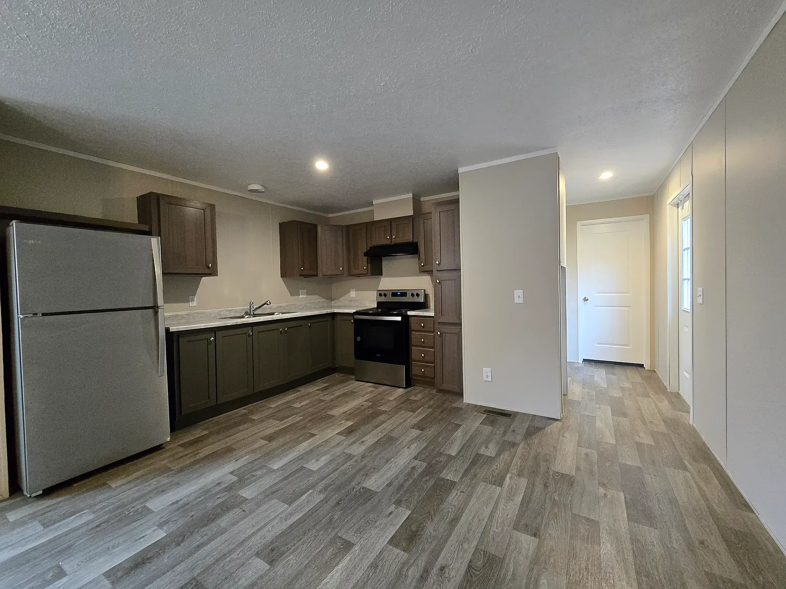 3 bed, 960 sqft, $1,370 — Photo 3