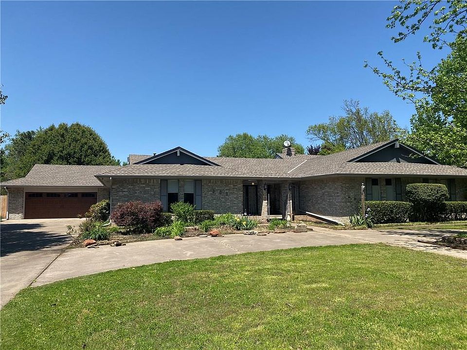 1st image of 309 W Charlotte Dr