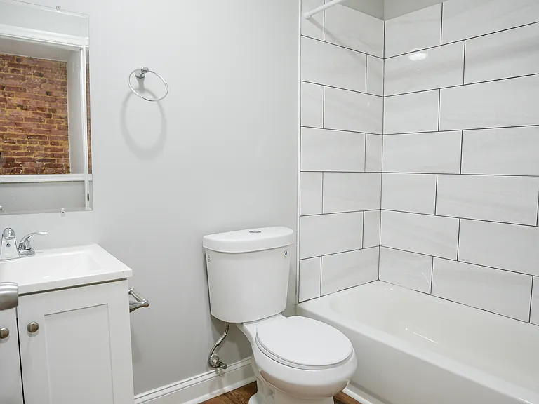2624 E Madison St — Photo 8