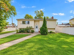 100 Pioxi Street, Copiague, NY 11726