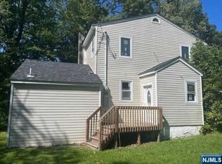 8 Fairview Dr, Hewitt, NJ 07421