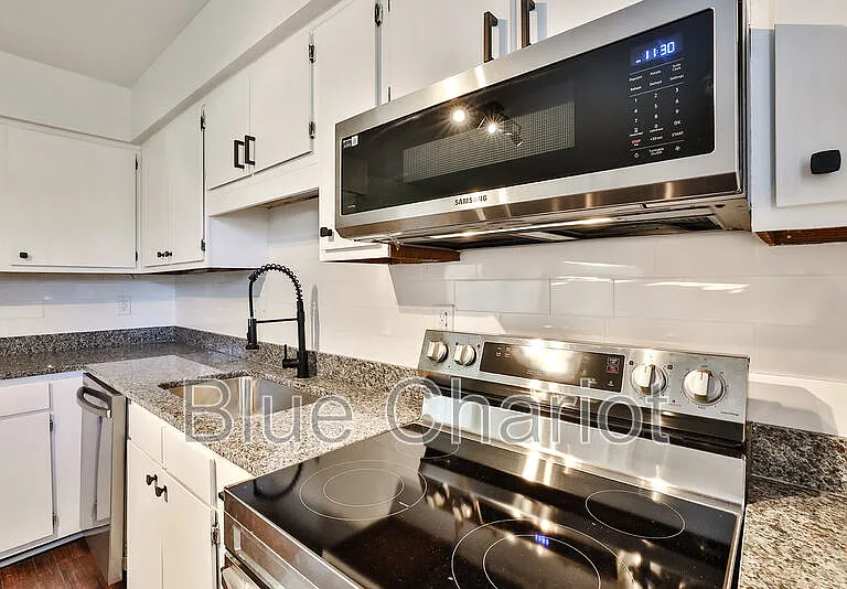 1000 Fargo St #E3 — Photo 5