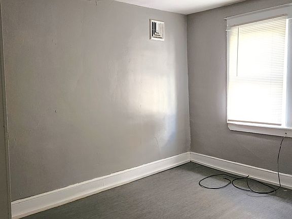 5th image of 409 Oak Hill Ave #3