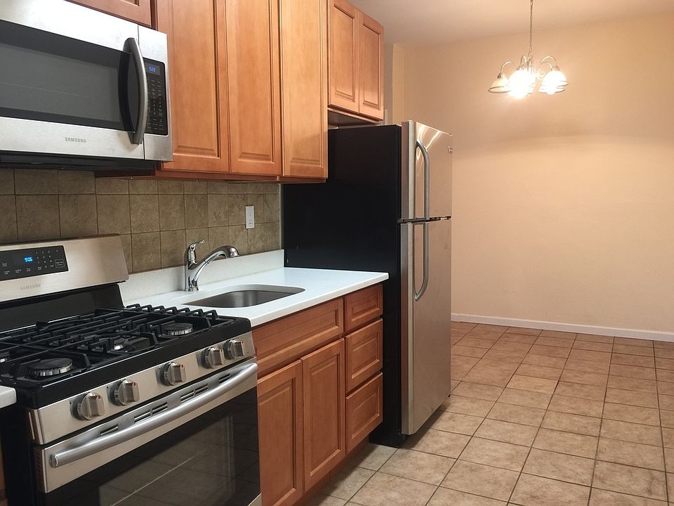 1st image of 2343 Crescent St #1F