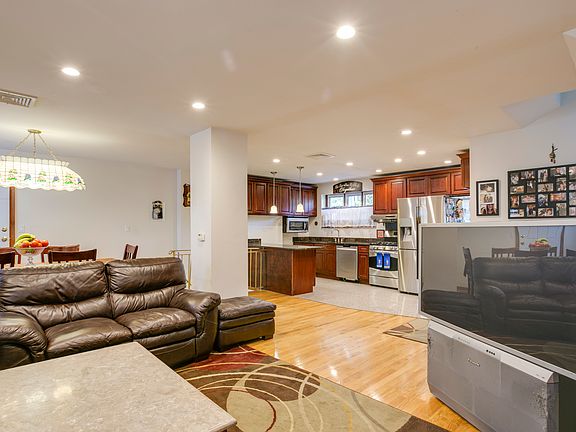 3rd image of 176B Jefferson Ave