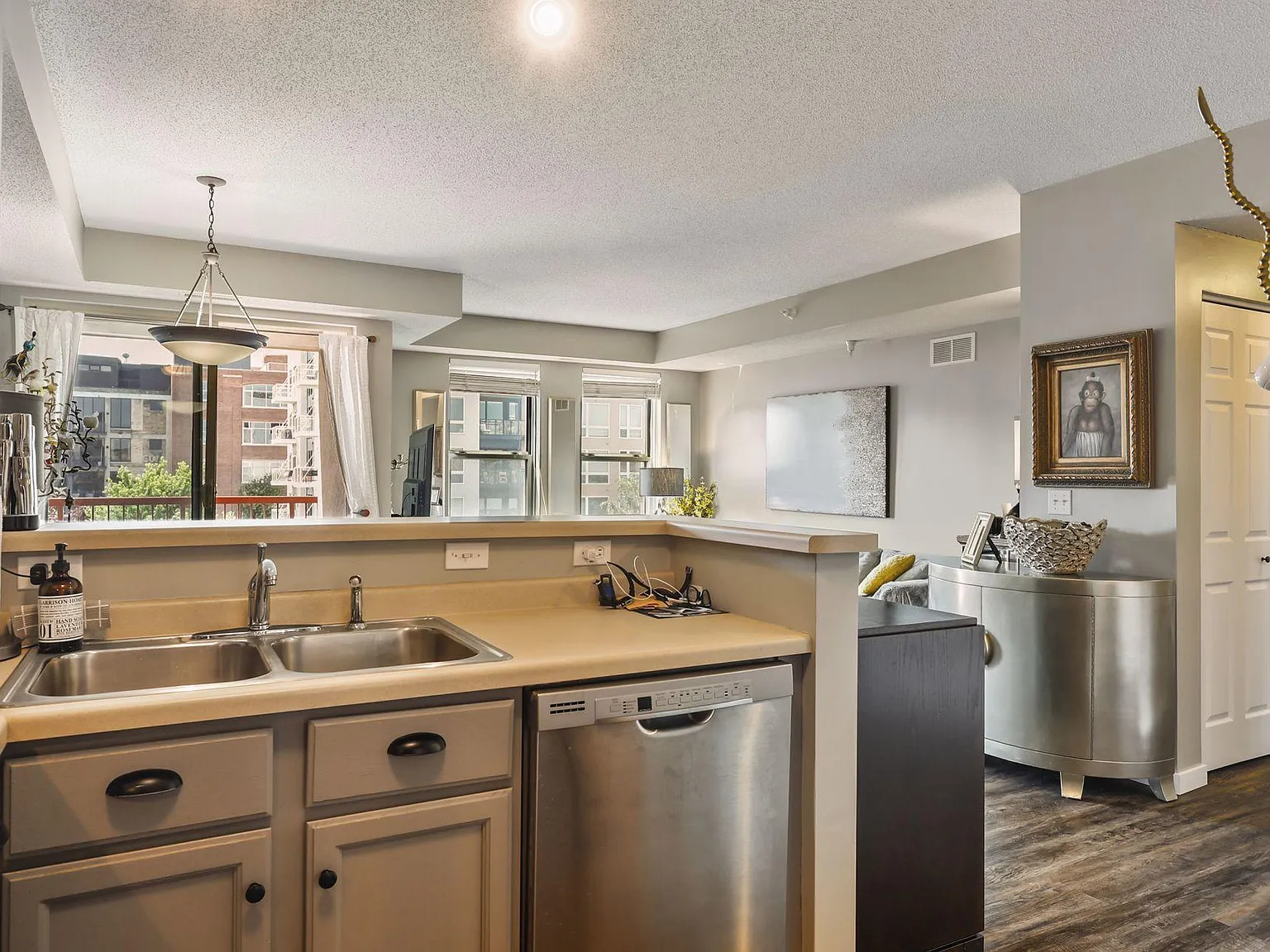 1 bed, 1.0 bath, 850 sqft, $1,995 — Photo 3