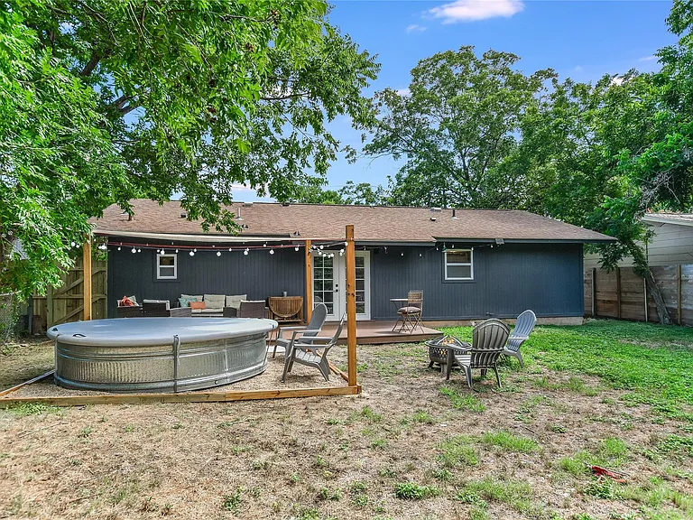805 Eberhart Ln — Photo 18
