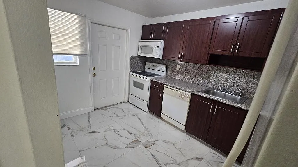 1524 SW 5th Pl — Photo 2