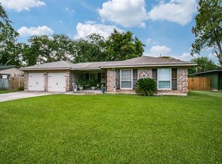 53 Post Oak Ct, Lake Jackson, TX 77566