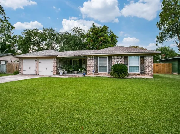 53 Post Oak Ct, Lake Jackson, TX 77566