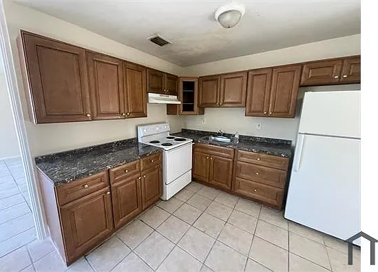 3 bed, 1324 sqft, $2,650 — Photo 2