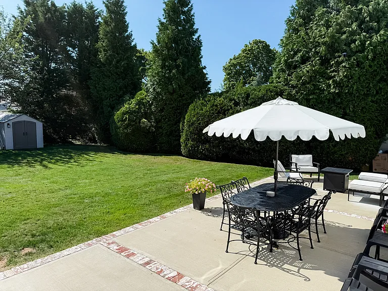 1558 Scriven Ave — Photo 16