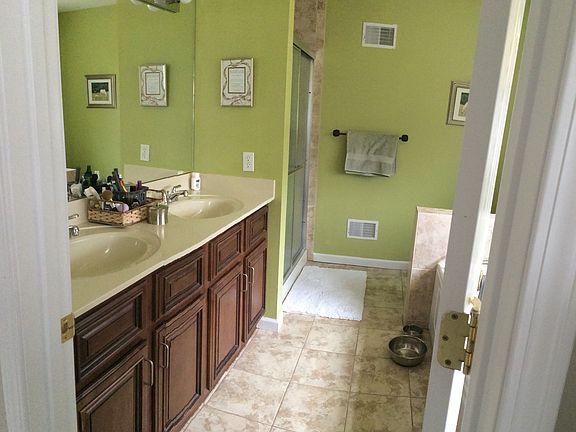 Ma. Bath (w/ Shower and Tub)