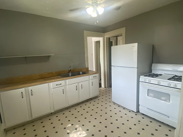 372-374 Lake View Park — Photo 3