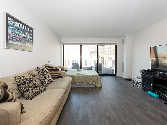 5th image of 2020 N Lincoln Park W APT 5B