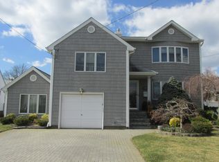 2756 Colonial Ave, Merrick, NY 11566