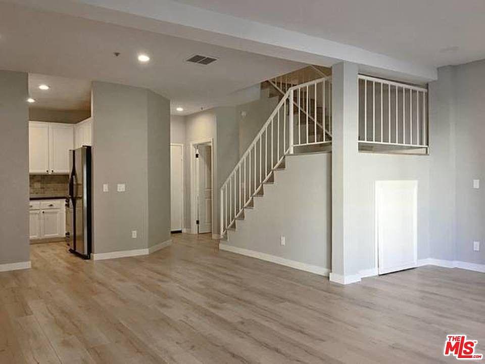 1st image of 10650 Moorpark St APT 102