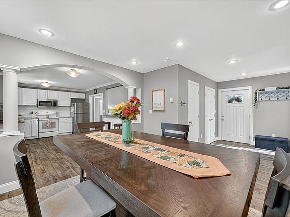 Arched accents w/columns 