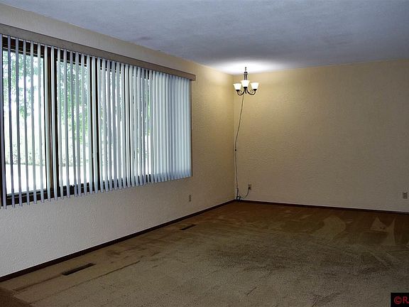 4th image of 303 3rd Ave S