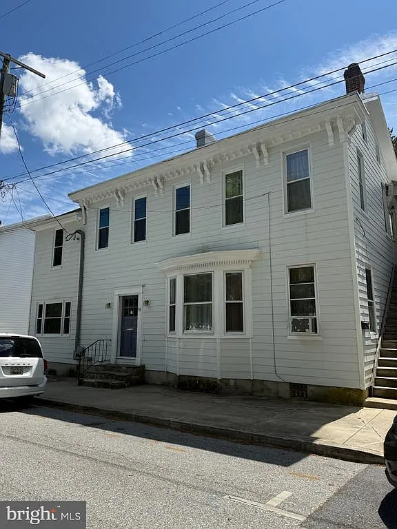 3 bed, 3920 sqft, $2,100 — Photo 2